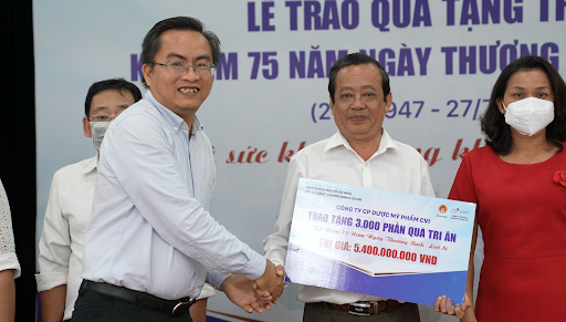 Ông Lã Thượng Thiên - Giám đốc CVI Miền Nam tại lễ trao tặng 3000 phần quà là sản phẩm Kiện Cốt Vương cho Sở Lao động - Thương binh & Xã hội TP. Hồ Chí Minh