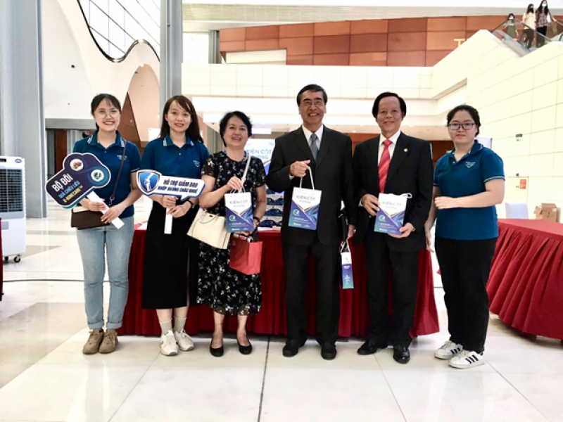 Ông Nguyễn Phú Bình - nguyên Thứ trưởng Bộ Ngoại giao, Chủ tịch Hội liên lạc người Việt Nam tại nước ngoài và ông Trần Trọng Toàn - đại sứ đặc mệnh toàn quyền Việt Nam tại Hàn Quốc