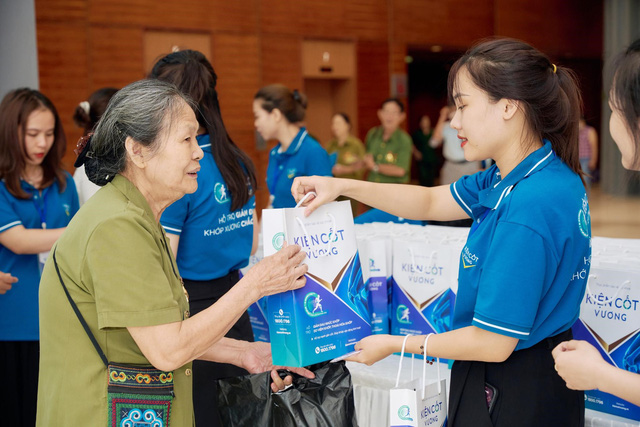 Dự án "Vì sức khỏe xương khớp người Việt" trao quà