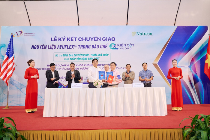 Đại diện CVI Pharma và Đại diện Tập đoàn Natreon Hoa Kỳ tại Việt Nam tại lễ ký kết
