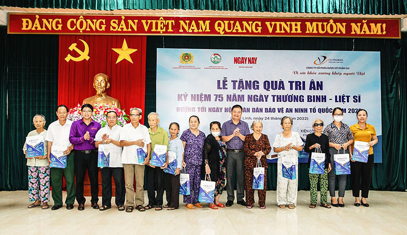 CVI Pharma trao quà cho thương binh, bệnh binh, người có công với cách mạng tại huyện Vĩnh Linh - Ảnh: N.T.H