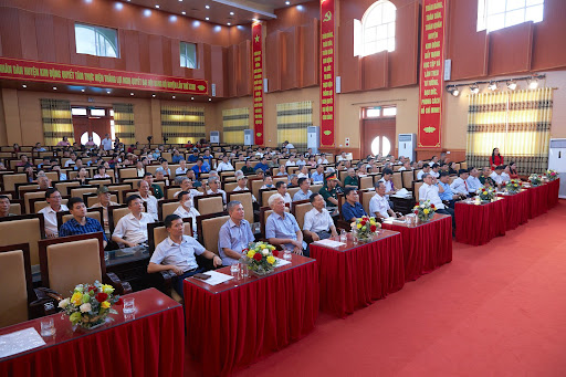 Các đại biểu tham dự lễ Kỷ niệm 75 năm Ngày Thương binh - Liệt sỹ tại huyện Kim Động, tỉnh Hưng Yên