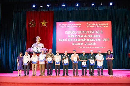 Bà Nguyễn Thị Lan Hương - Trợ lý Tài chính TGĐ CVI Pharma trao tặng phần quà cho thương bệnh binh tại Huyện Kim Động, tỉnh Hưng Yên