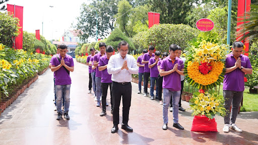 CVI miền Nam thăm viếng nghĩa trang liệt sĩ Bình Chánh - Bình Tân