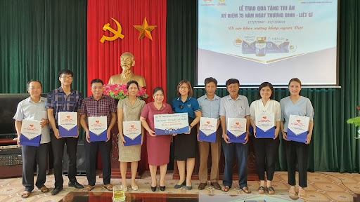 Đại diện các Phòng LĐTB&XH của tỉnh Ninh Bình tiếp nhận các phần quà Kiện Cốt Vương