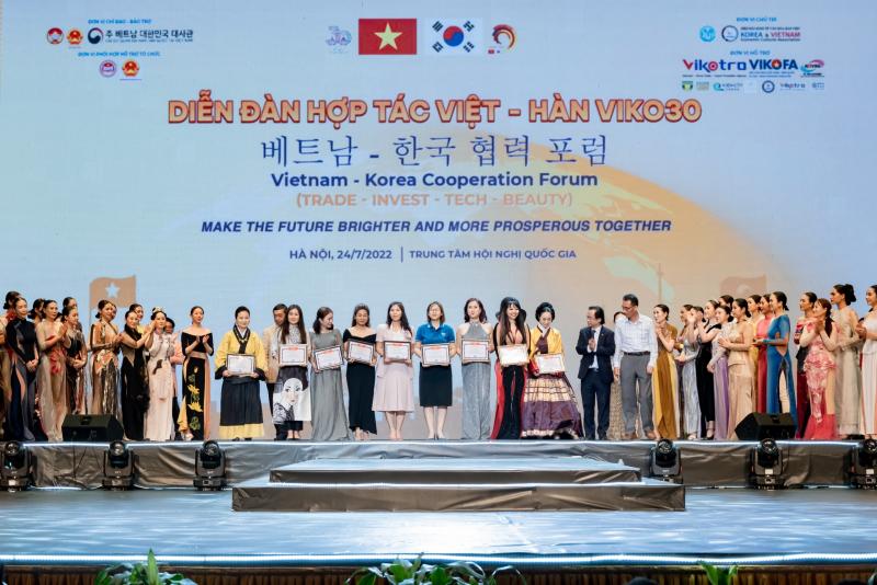 Diễn đàn Hợp tác Việt Hàn VIKO30 vừa được tổ chức tại Hà Nội và Thành phố Hồ Chí Minh, thu hút đông đảo sự quan tâm từ công chúng